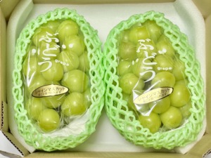 山梨ぶどう産直やまのかみファームが通販でお届けするぶどう ギフトにも最適な甘いシャインマスカット
