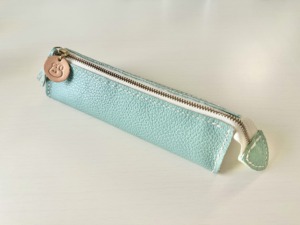 イラストレーターのくぅもんせさんのグッズ　うさぎの本革ペンケース