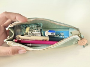 イラストレーターのくぅもんせさんのグッズ　うさぎの本革ペンケース中