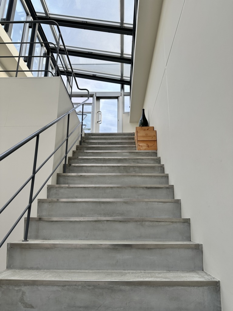 山梨県韮崎市にあるマルス穂坂ワイナリーの展望テラスへと続く階段