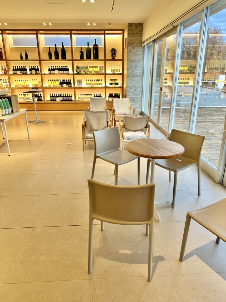 山梨県韮崎市にあるマルス穂坂ワイナリーの店内