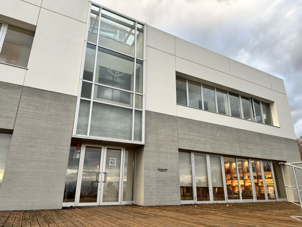 山梨県韮崎市にあるマルス穂坂ワイナリーの外観